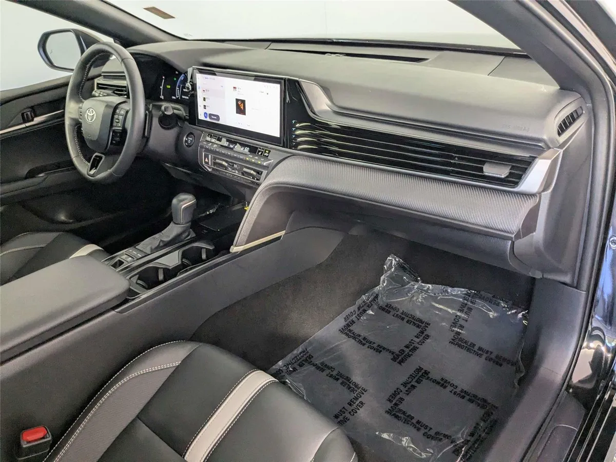 2025 Toyota Camry SE thumbnail 32