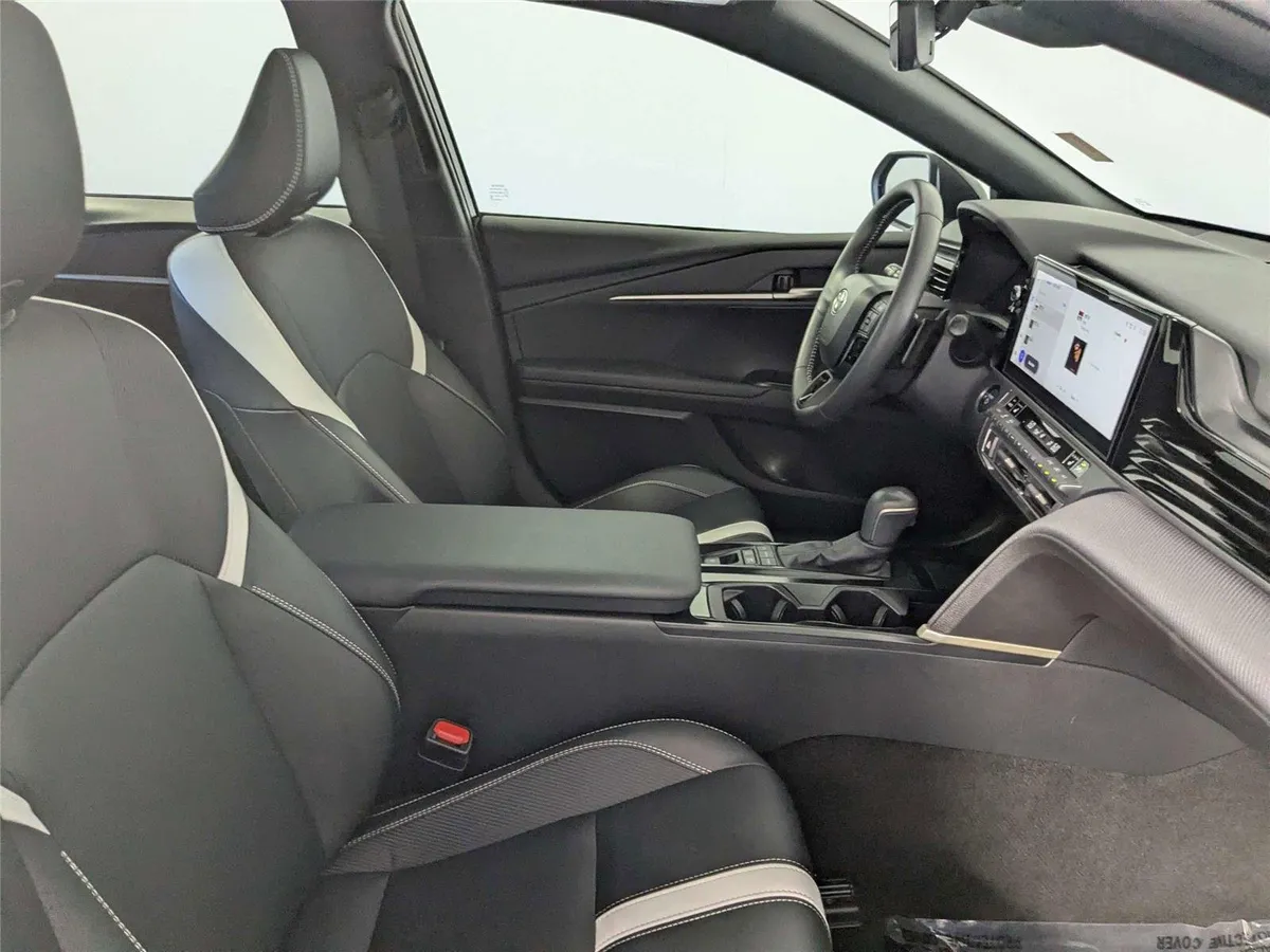 2025 Toyota Camry SE thumbnail 33