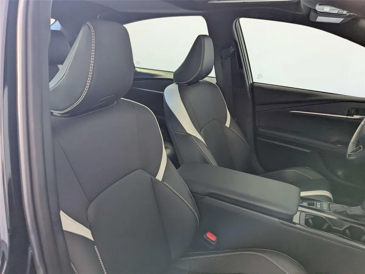 2025 Toyota Camry SE thumbnail 34