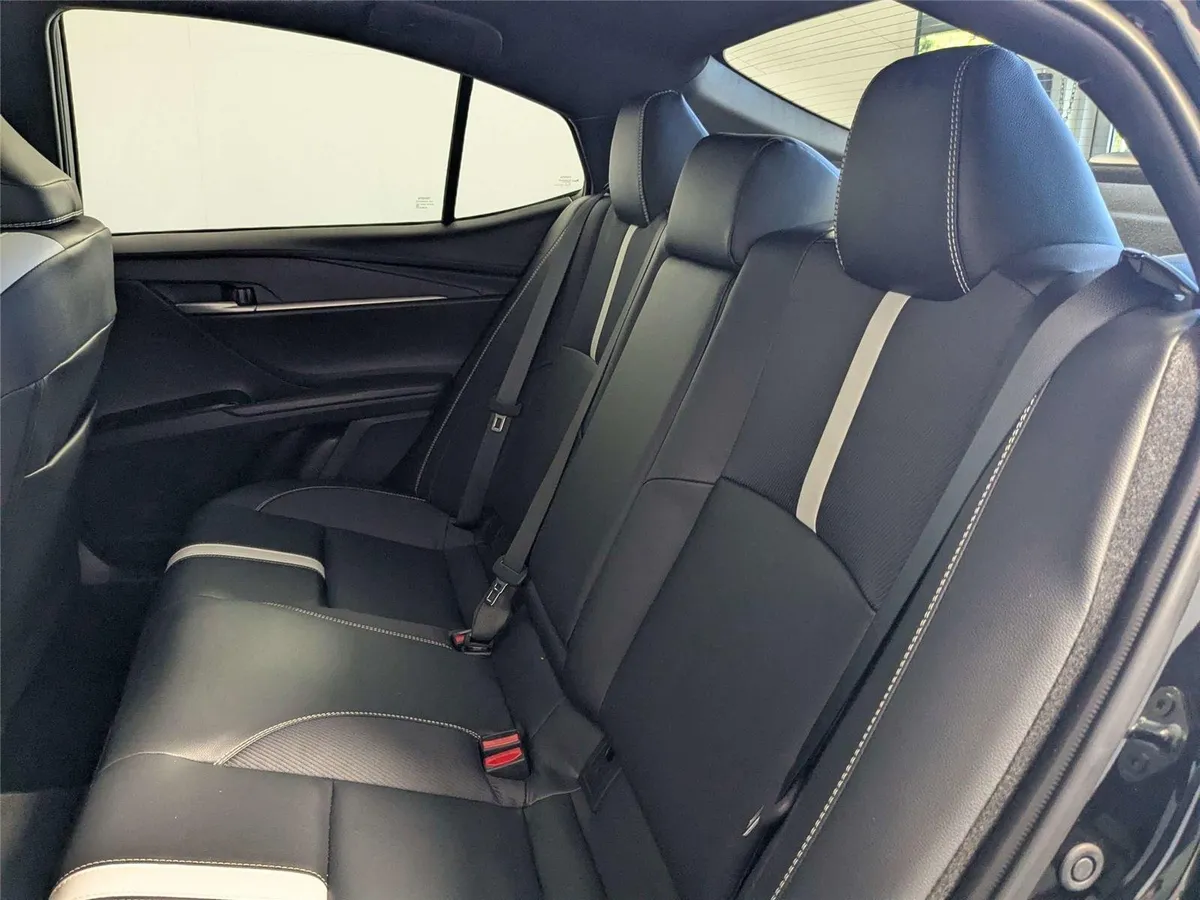 2025 Toyota Camry SE thumbnail 35