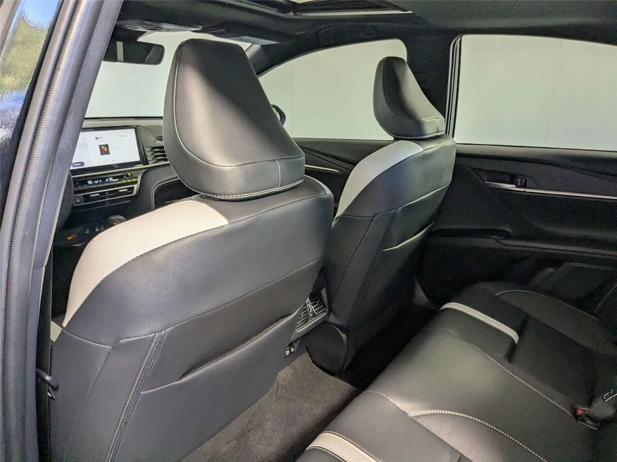 2025 Toyota Camry SE thumbnail 37
