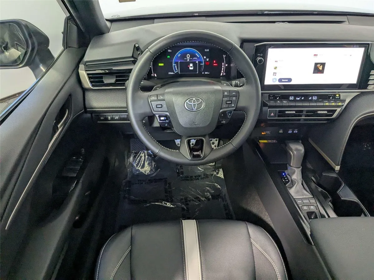 2025 Toyota Camry SE thumbnail 39