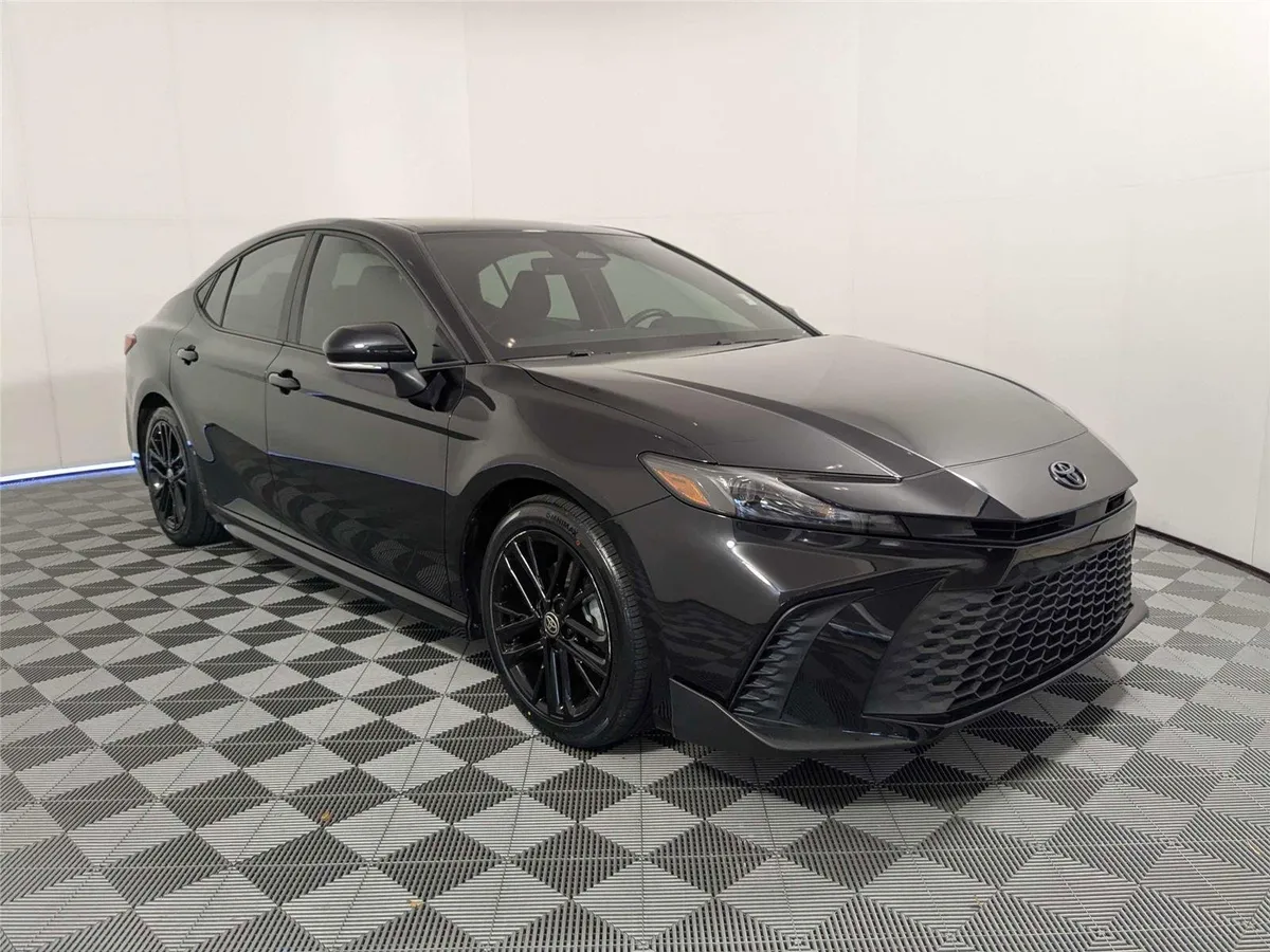 2025 Toyota Camry SE thumbnail 4