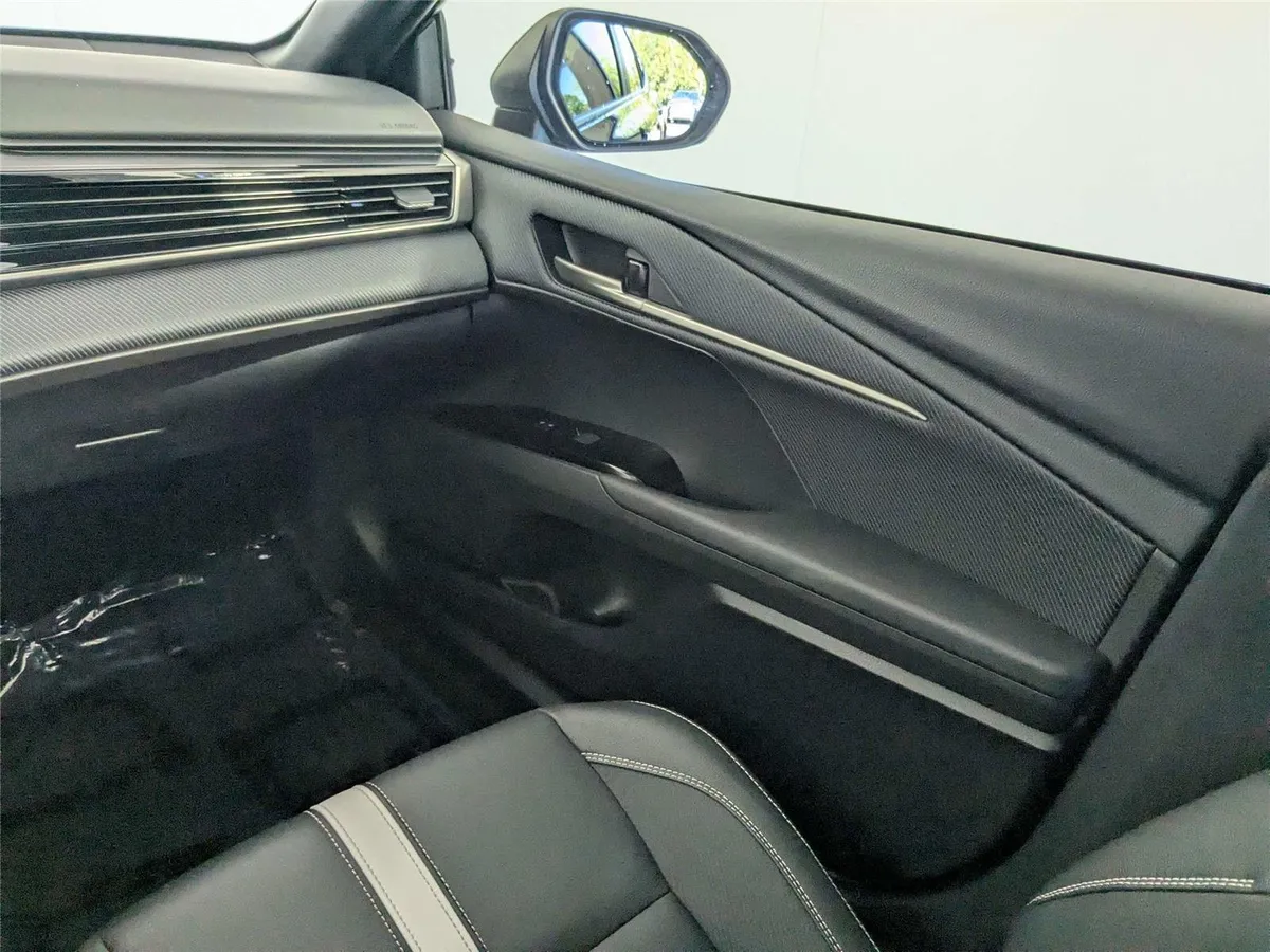2025 Toyota Camry SE thumbnail 40