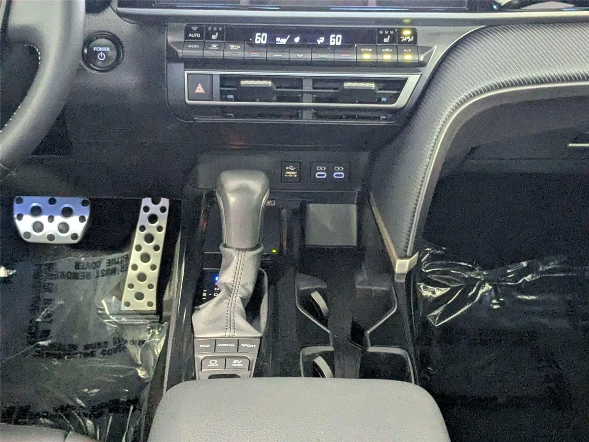 2025 Toyota Camry SE thumbnail 42