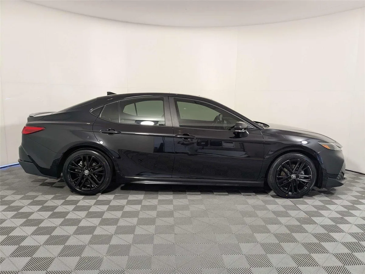 2025 Toyota Camry SE thumbnail 5