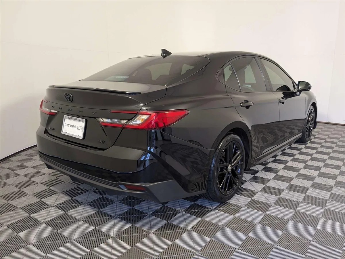 2025 Toyota Camry SE thumbnail 6