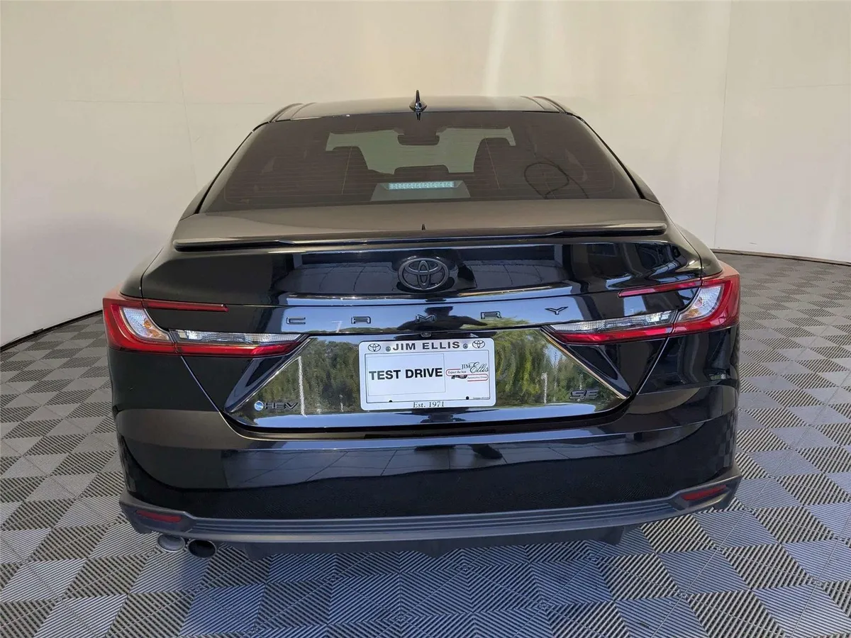 2025 Toyota Camry SE thumbnail 7