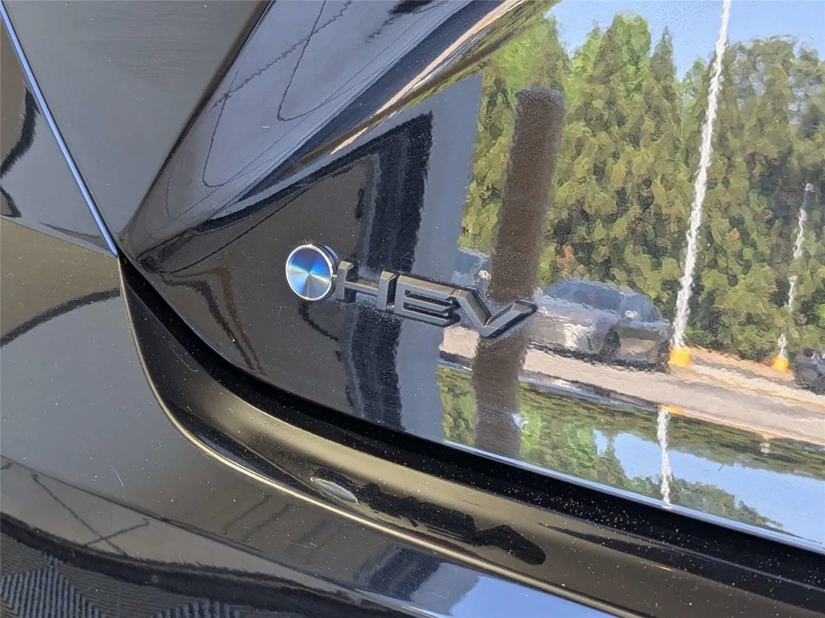 2025 Toyota Camry SE thumbnail 9