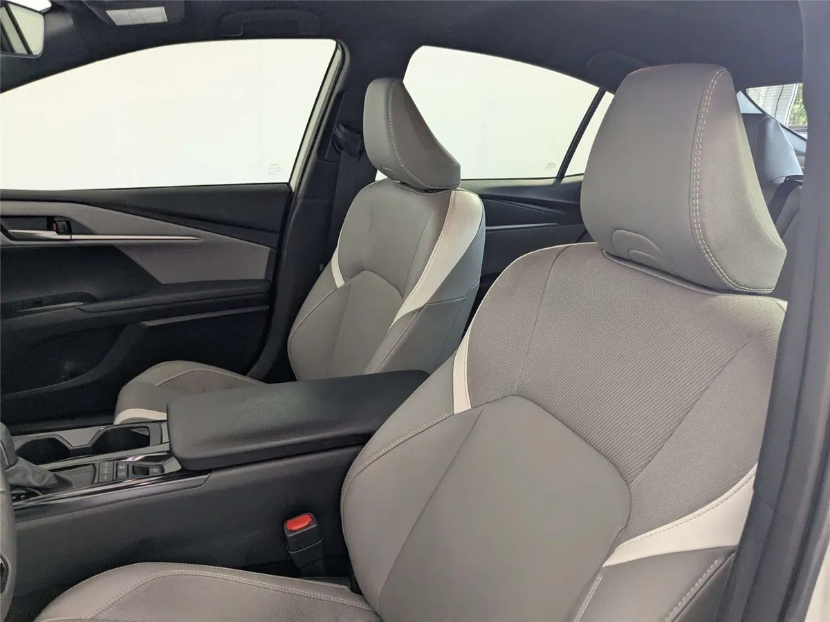 2025 Toyota Camry SE thumbnail 10