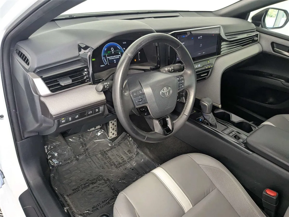 2025 Toyota Camry SE thumbnail 11