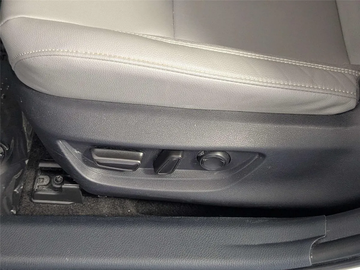 2025 Toyota Camry SE thumbnail 12