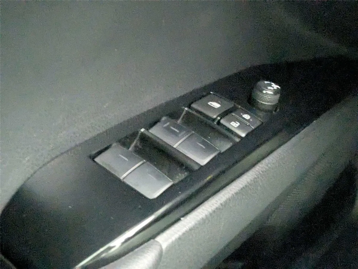 2025 Toyota Camry SE thumbnail 13