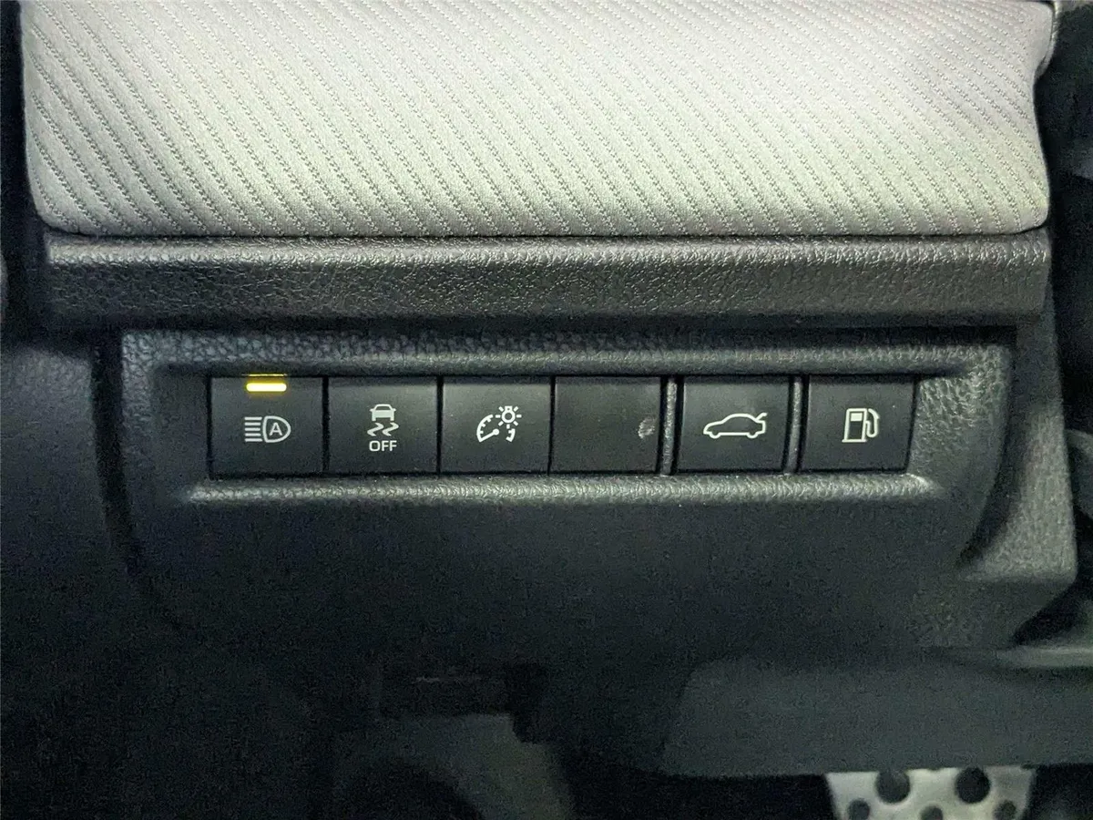 2025 Toyota Camry SE thumbnail 14