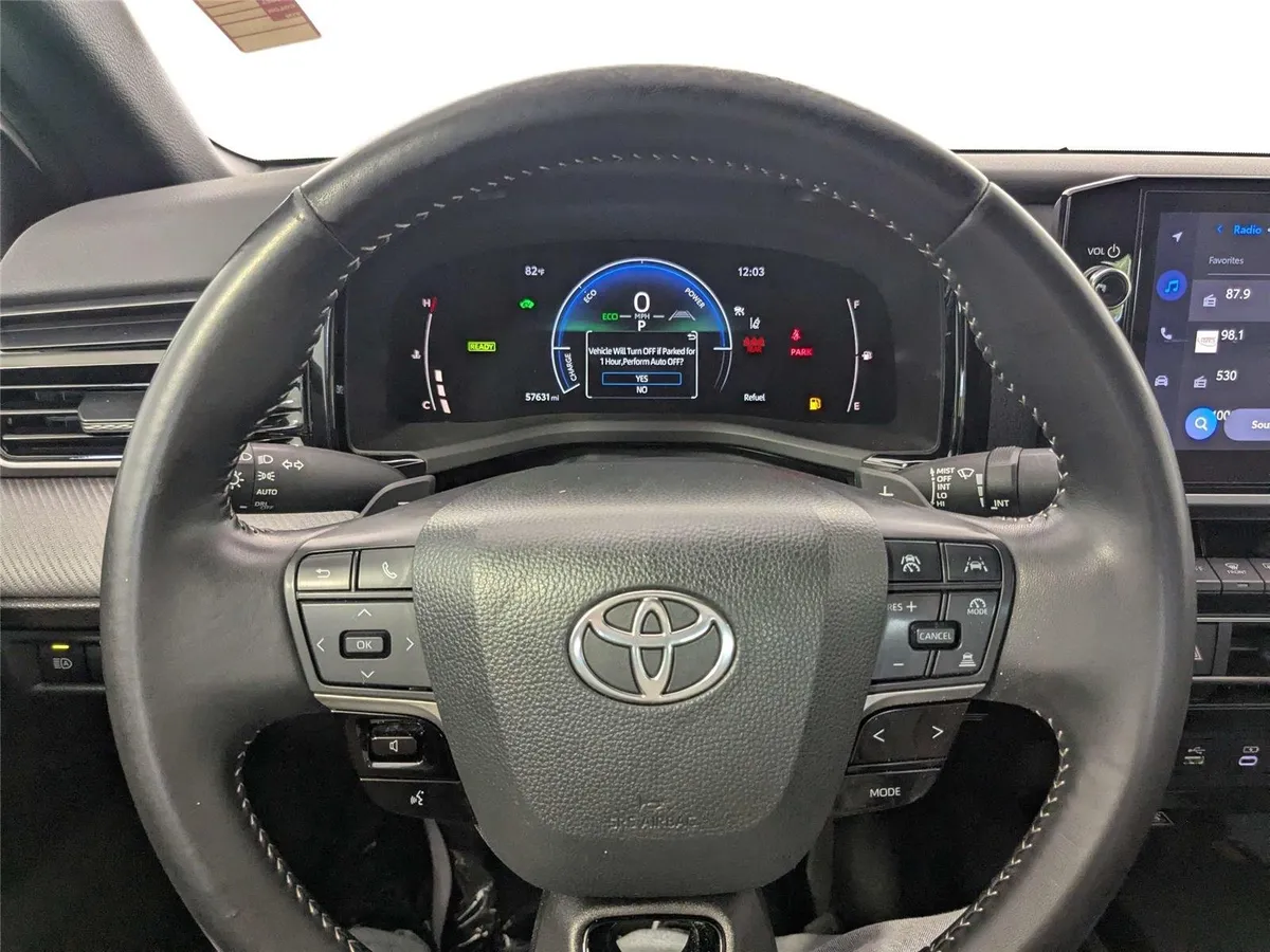 2025 Toyota Camry SE thumbnail 15