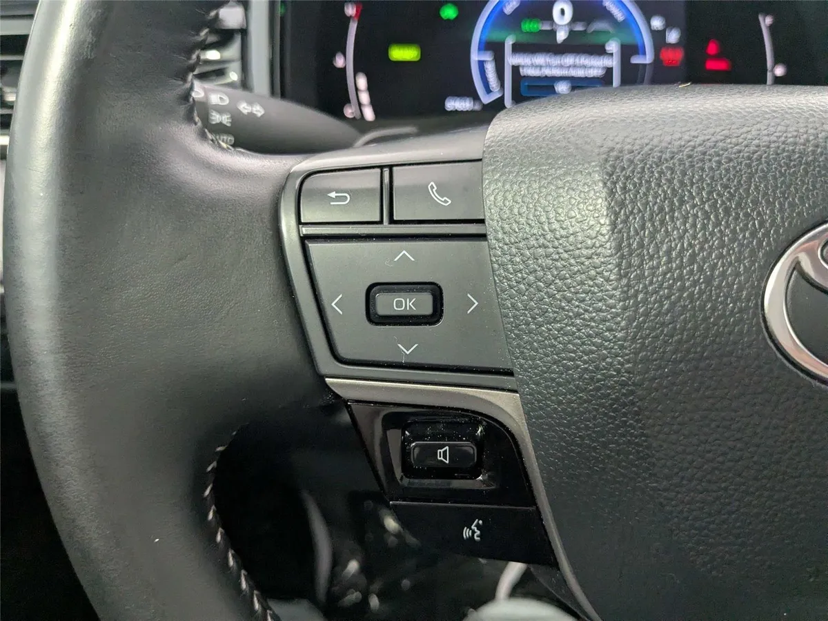 2025 Toyota Camry SE thumbnail 16