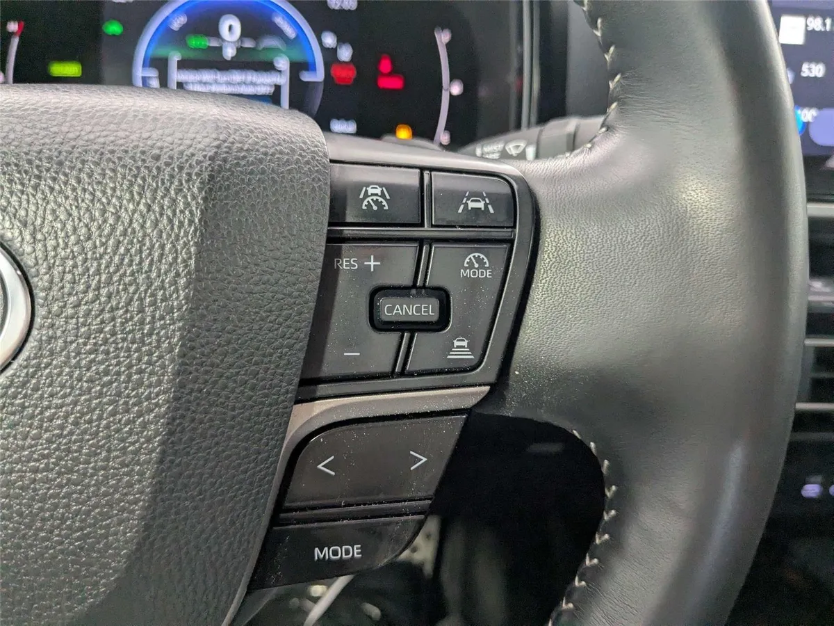 2025 Toyota Camry SE thumbnail 17