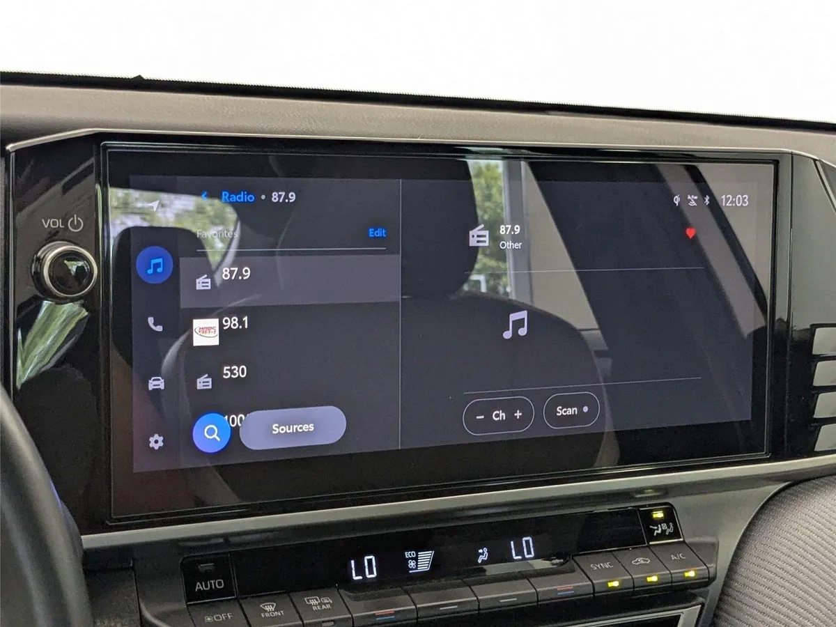 2025 Toyota Camry SE thumbnail 19