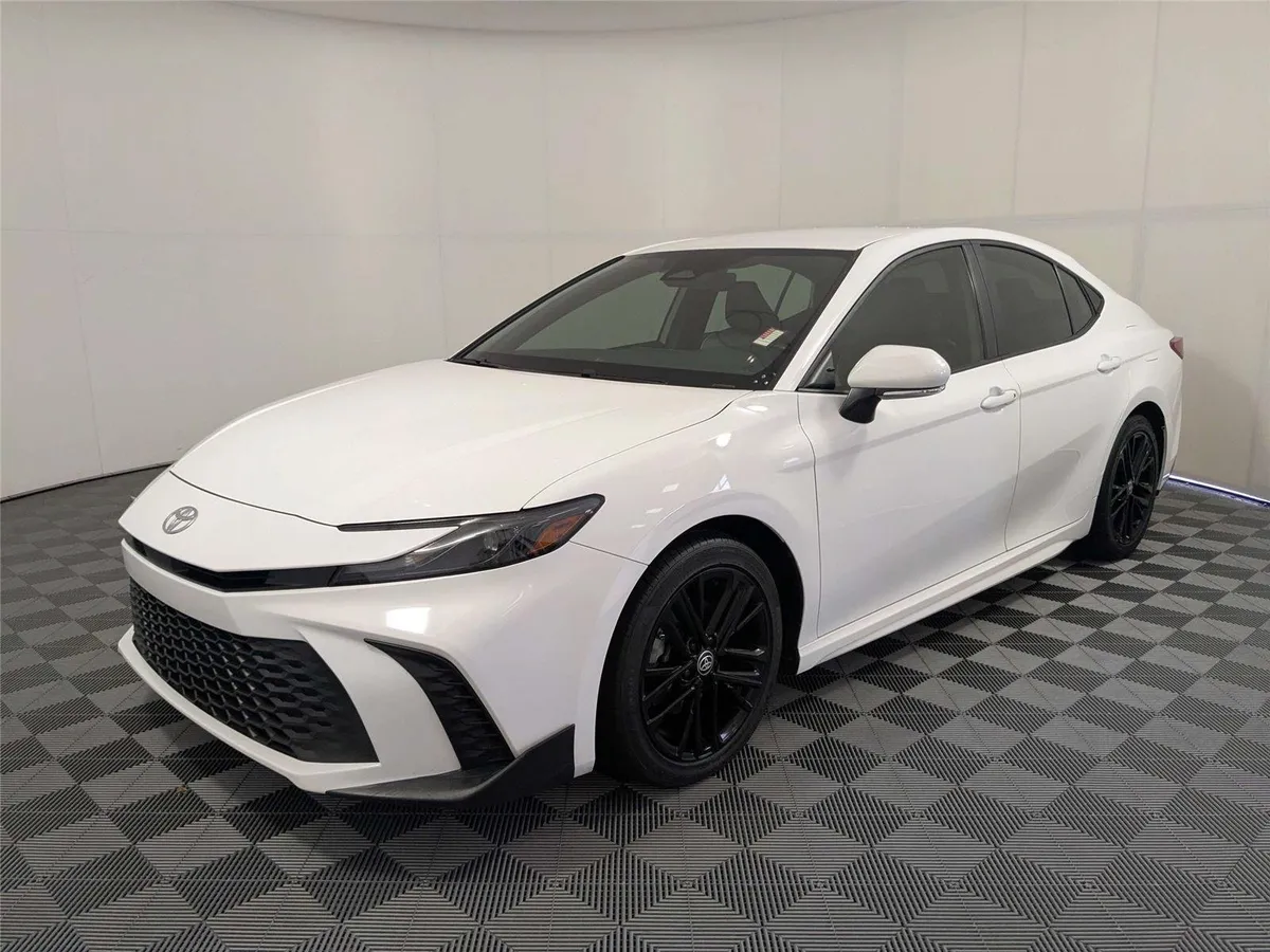2025 Toyota Camry SE thumbnail 2
