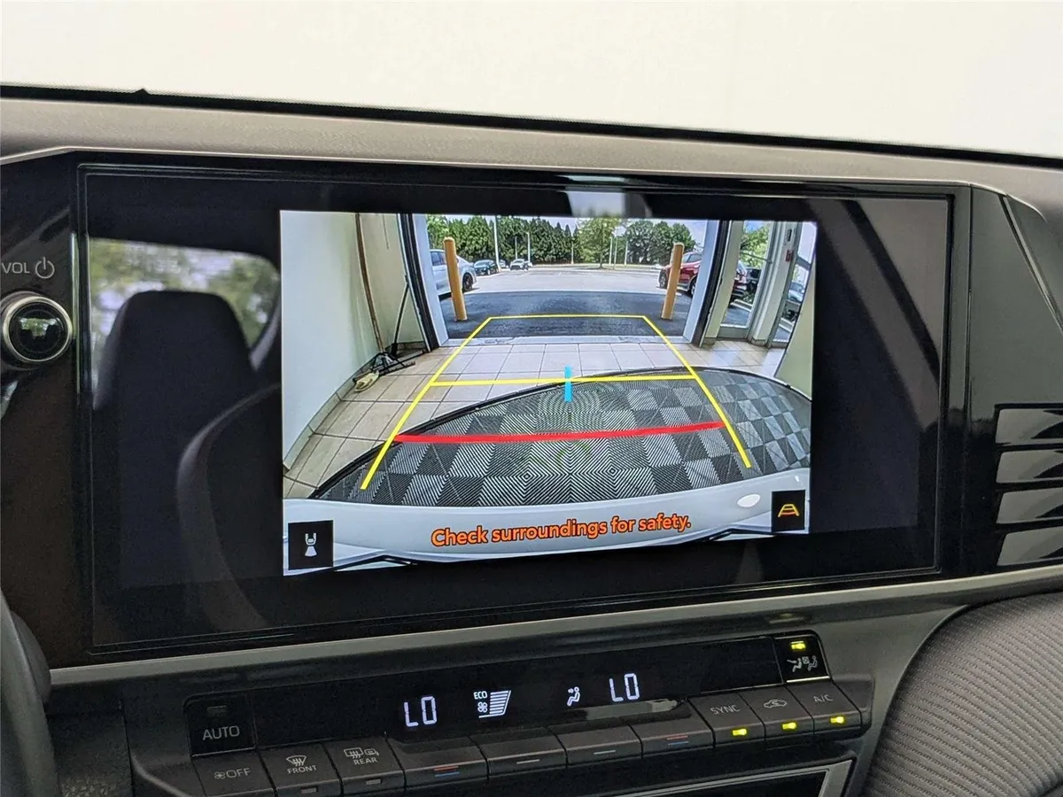 2025 Toyota Camry SE thumbnail 20