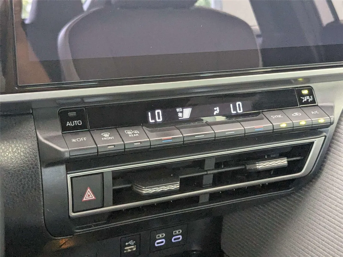 2025 Toyota Camry SE thumbnail 21