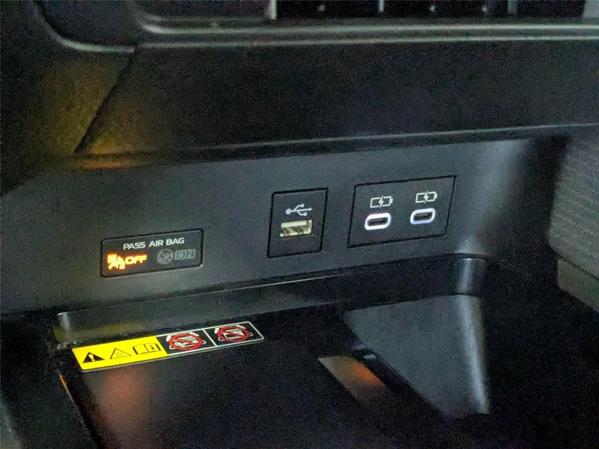 2025 Toyota Camry SE thumbnail 22