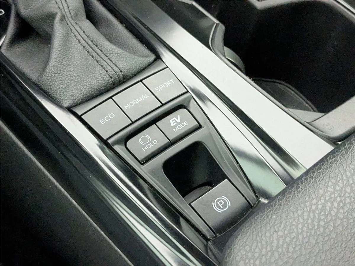 2025 Toyota Camry SE thumbnail 23