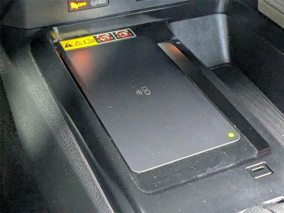 2025 Toyota Camry SE thumbnail 24