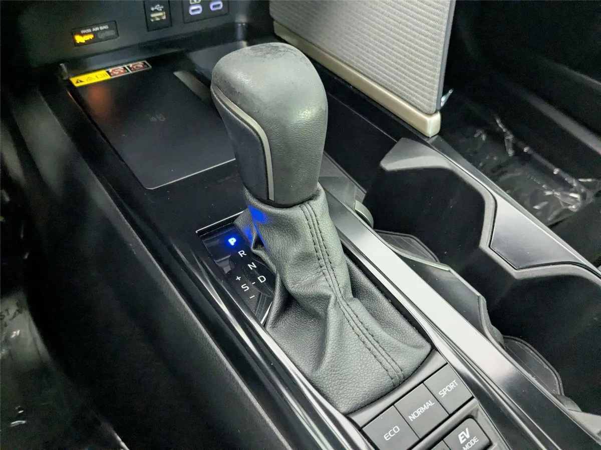 2025 Toyota Camry SE thumbnail 25
