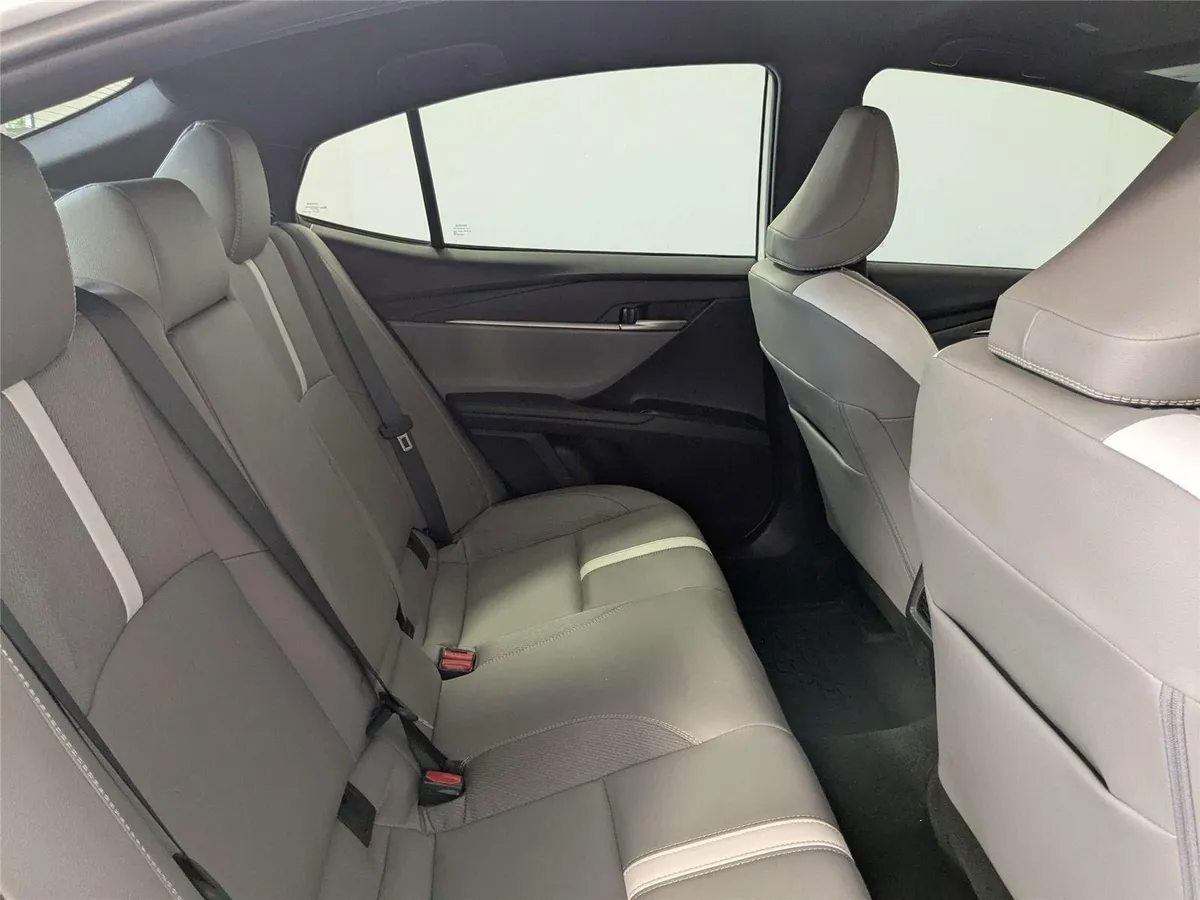 2025 Toyota Camry SE thumbnail 28