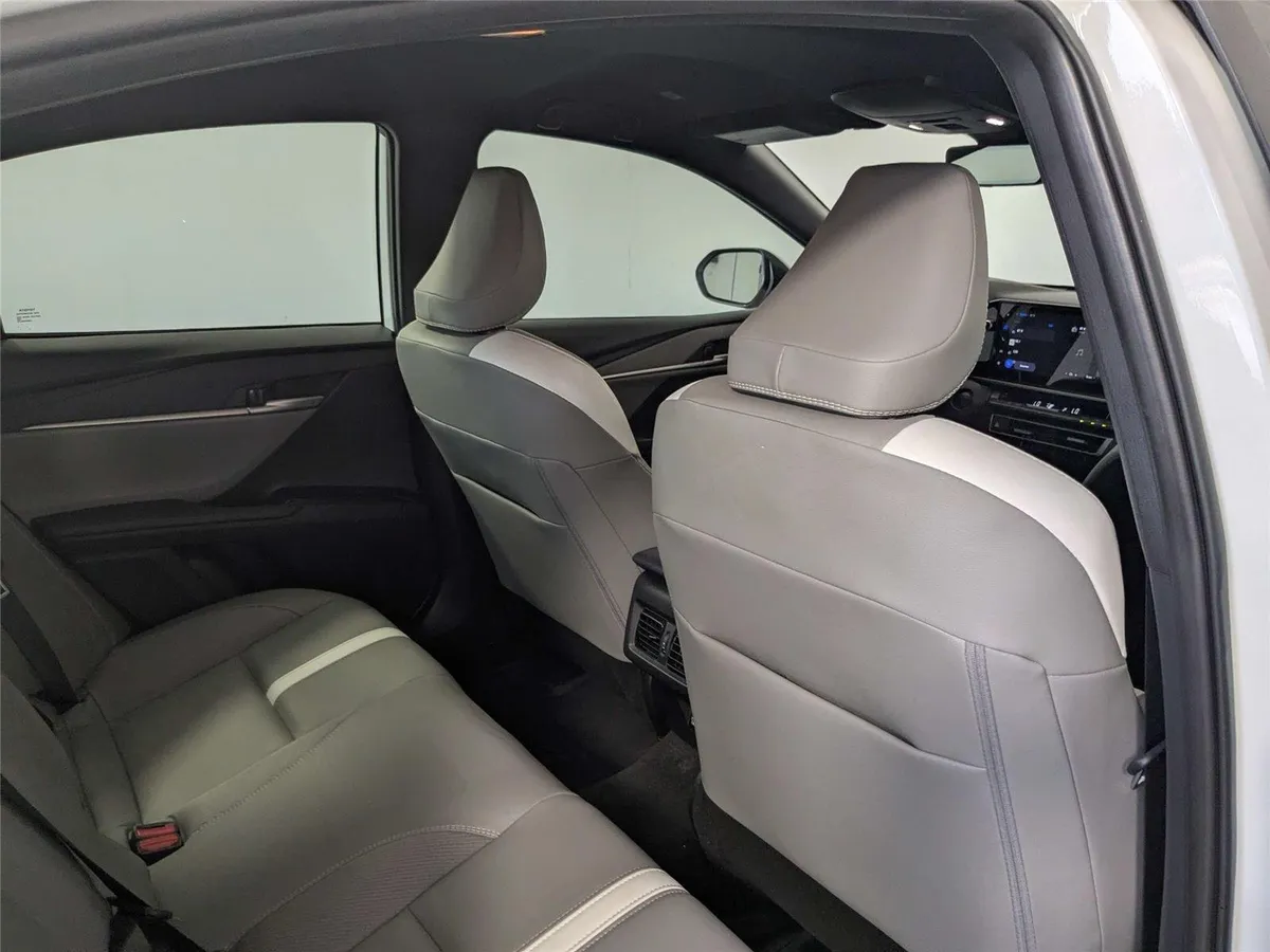2025 Toyota Camry SE thumbnail 29