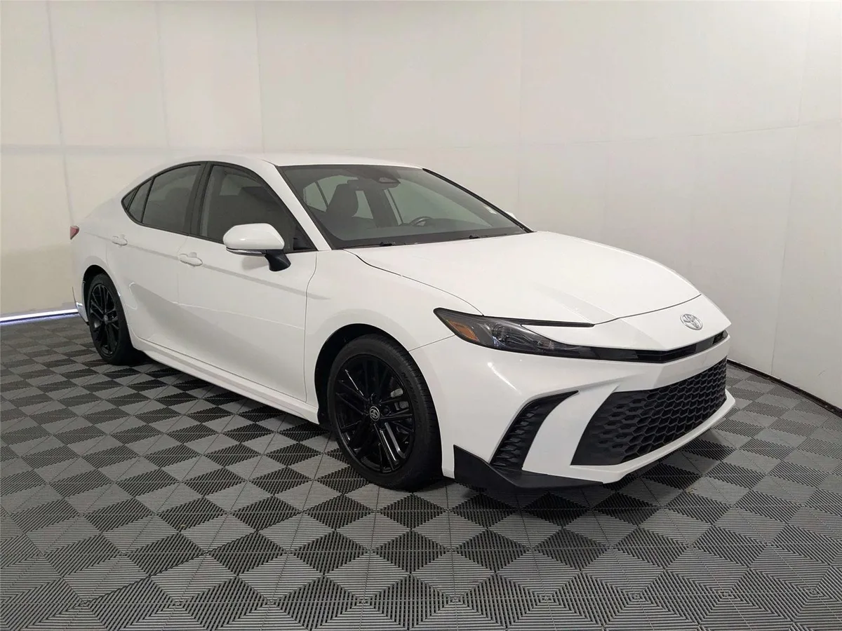 2025 Toyota Camry SE thumbnail 3