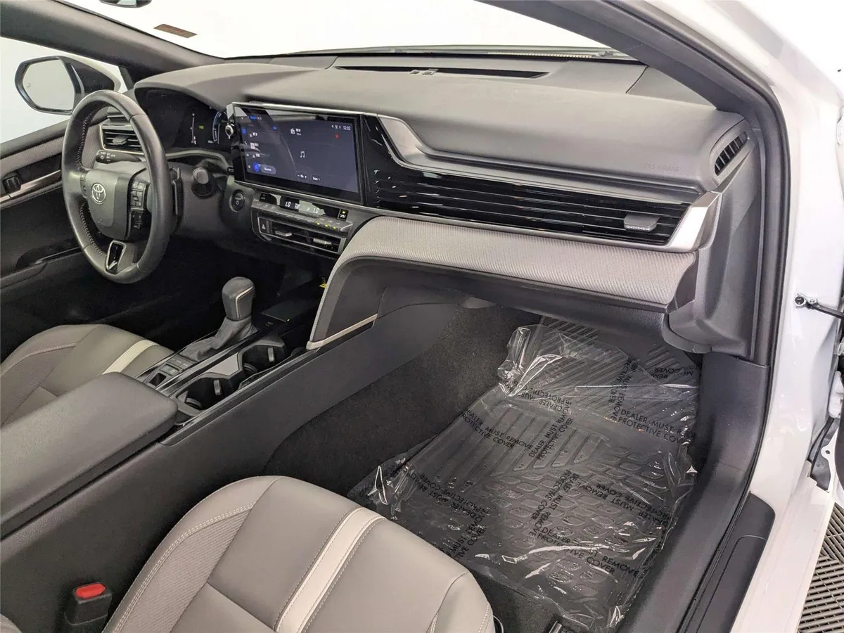 2025 Toyota Camry SE thumbnail 30