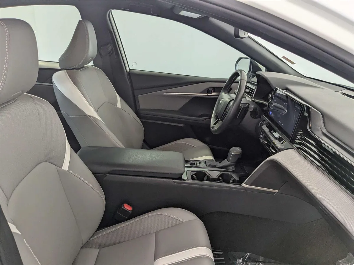 2025 Toyota Camry SE thumbnail 31