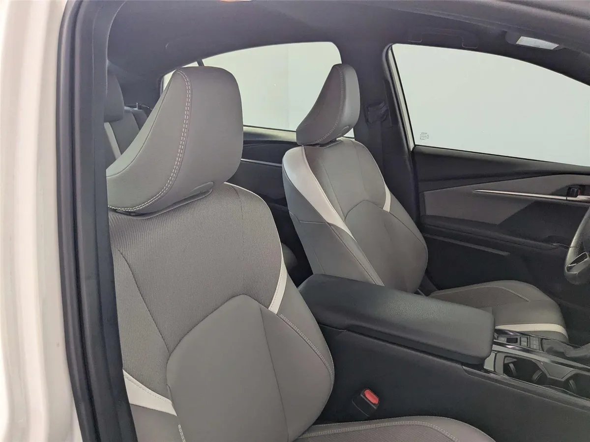 2025 Toyota Camry SE thumbnail 32