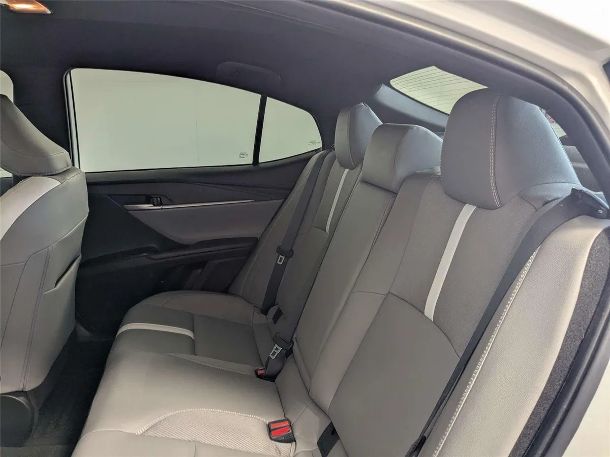 2025 Toyota Camry SE thumbnail 33