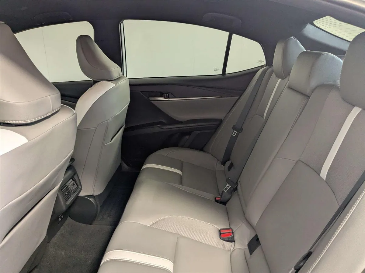 2025 Toyota Camry SE thumbnail 34