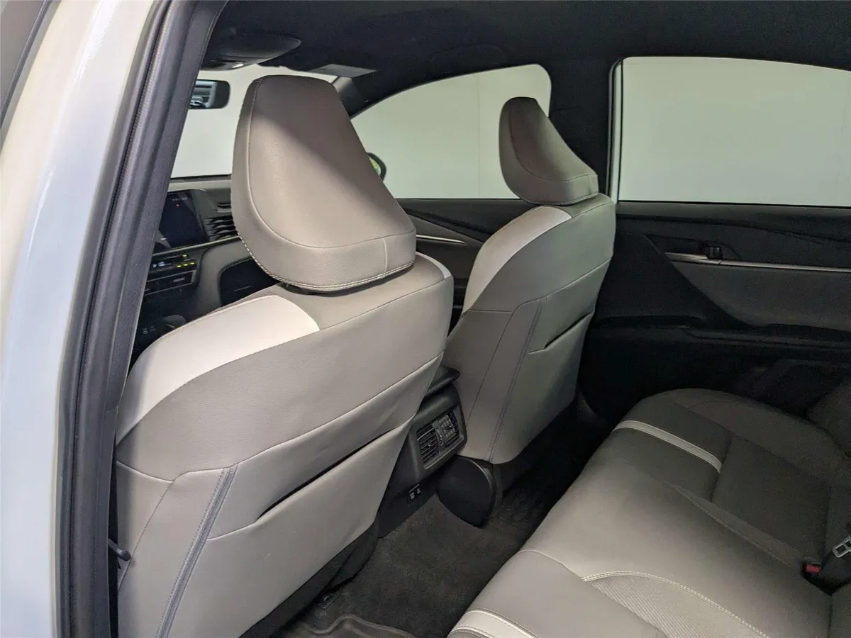 2025 Toyota Camry SE thumbnail 35