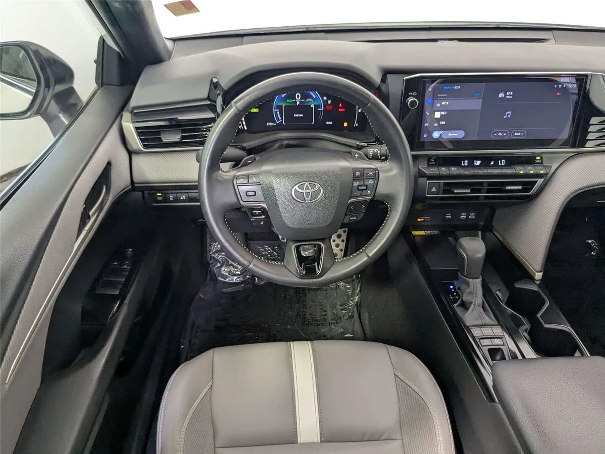 2025 Toyota Camry SE thumbnail 37