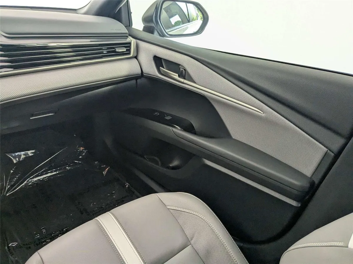 2025 Toyota Camry SE thumbnail 38