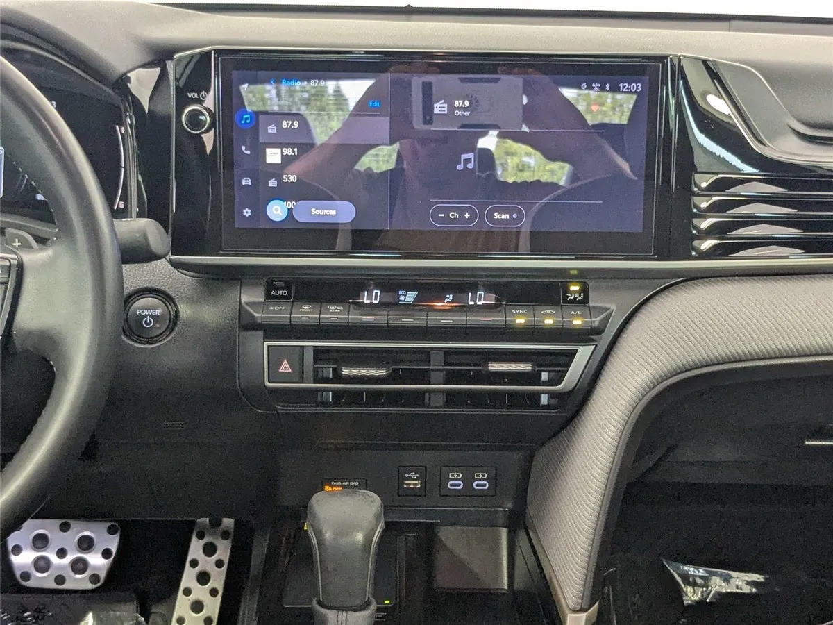 2025 Toyota Camry SE thumbnail 39