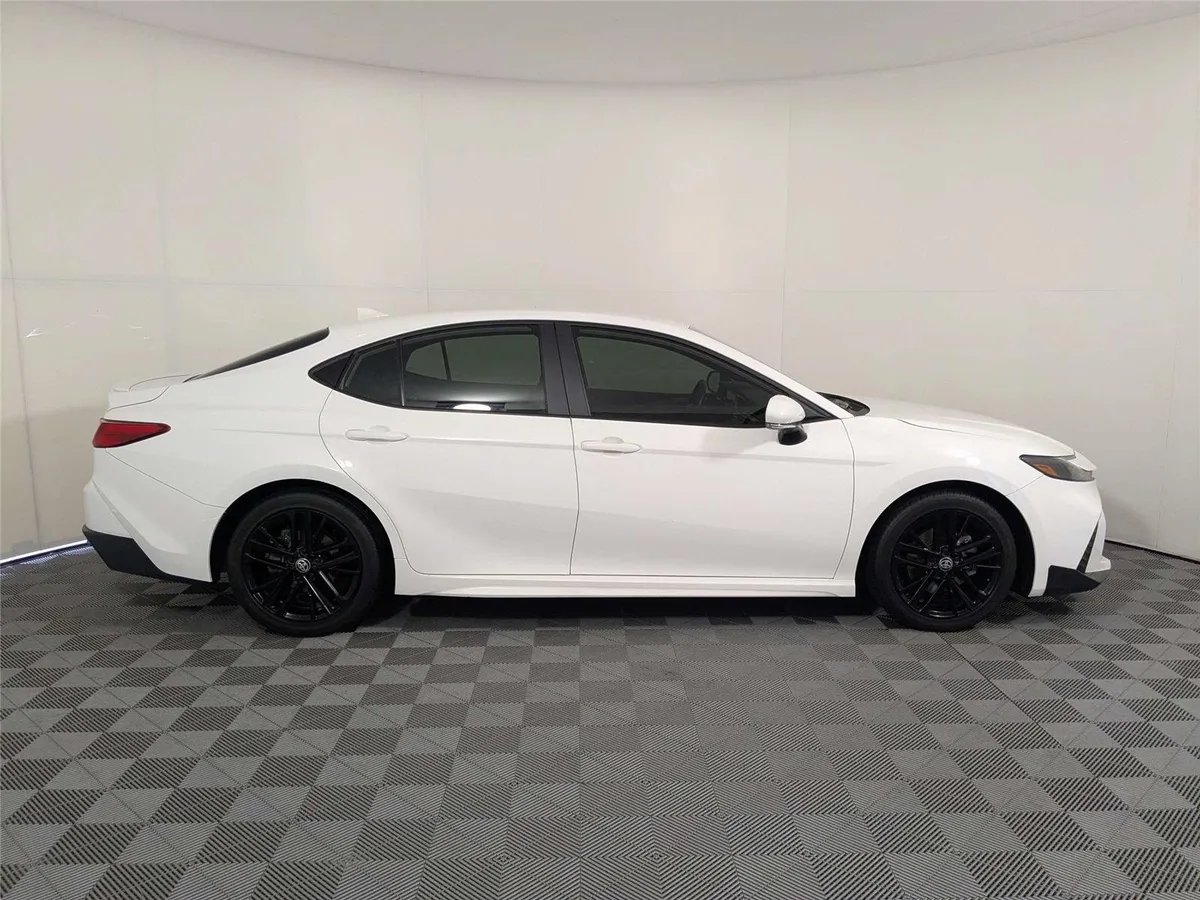2025 Toyota Camry SE thumbnail 4
