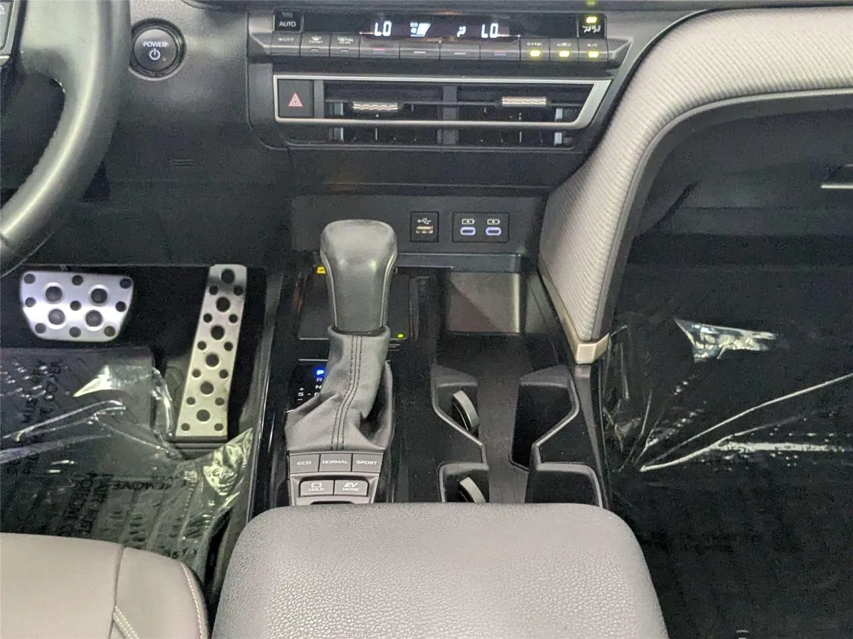 2025 Toyota Camry SE thumbnail 40