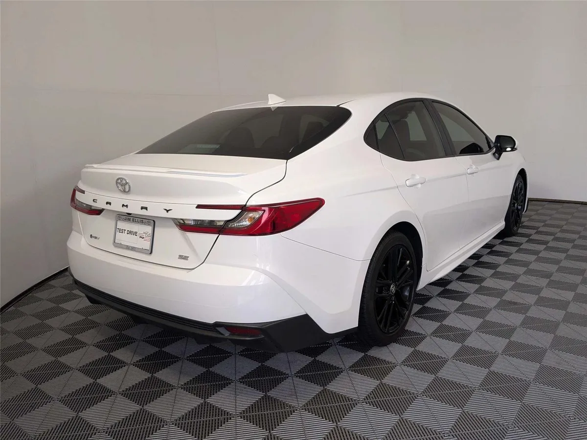 2025 Toyota Camry SE thumbnail 5