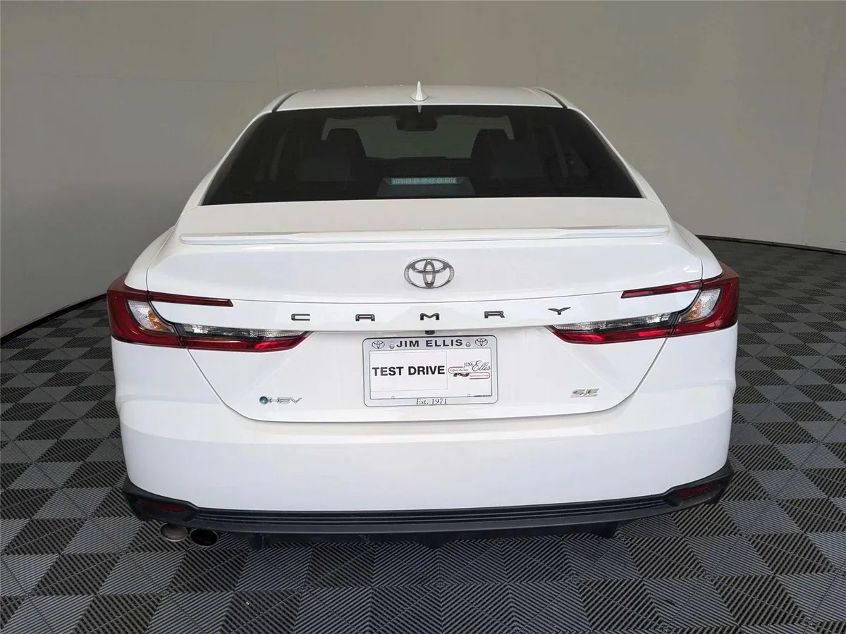 2025 Toyota Camry SE thumbnail 6
