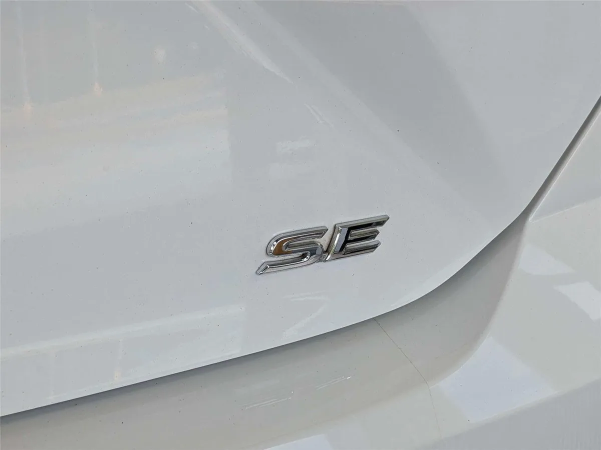 2025 Toyota Camry SE thumbnail 7