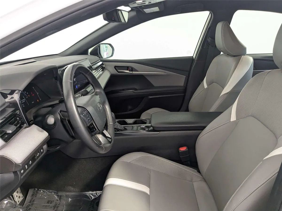 2025 Toyota Camry SE thumbnail 9