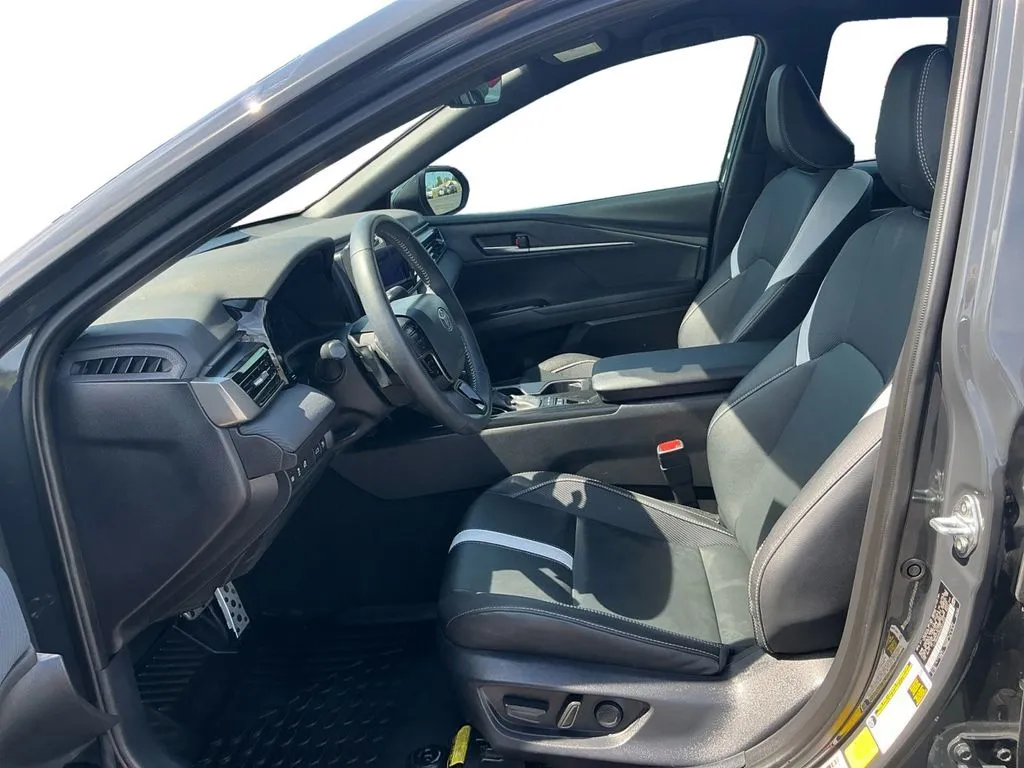2025 Toyota Camry SE thumbnail 14
