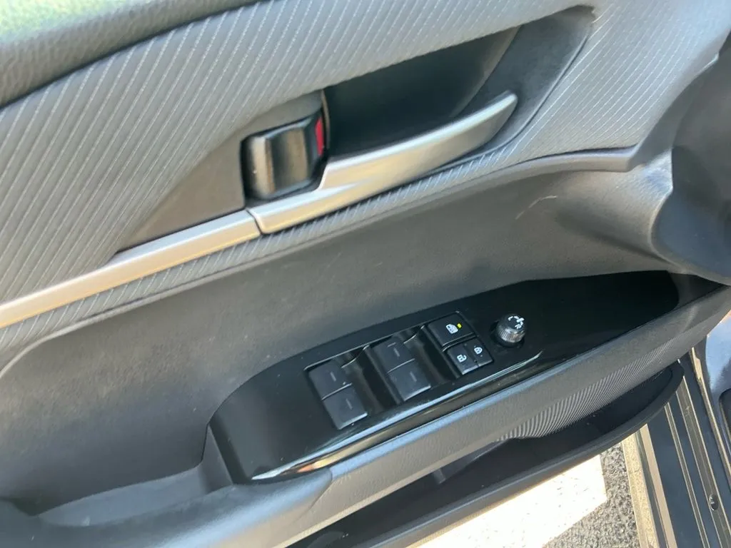 2025 Toyota Camry SE thumbnail 16