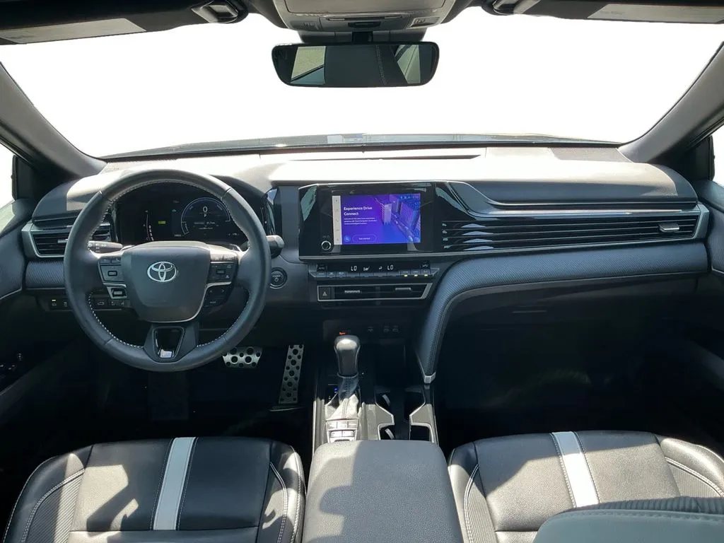 2025 Toyota Camry SE thumbnail 17